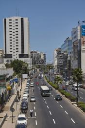 Image du Maroc Professionnelle de  Le prolongement de l'avenue Hassan II vers le sud rejoint le Boulevard Abdelmoumen qui presque comme tous les quartiers de Casablanca subit une transformation radicale. De part et d’autre du Boulevard Zerktouni, le nouveau quartier d’affaires de Casablanca, où les sièges d'une grande partie des plus importants groupes financiers du pays, banques, assurances, groupes de crédit ont élus domicile loin des encombrements quotidiens du centre-ville, Lundi 6 Juillet 2009. (Photo / Abdeljalil Bounhar)